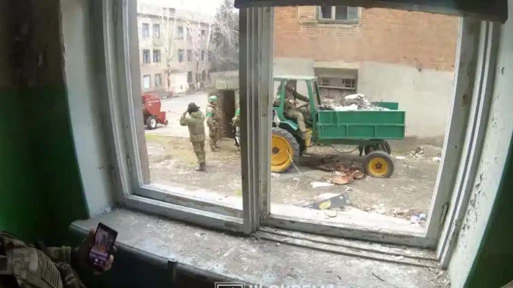 Українські військові показали моторошне відео вуличних боїв у Бахмуті (ВІДЕО)