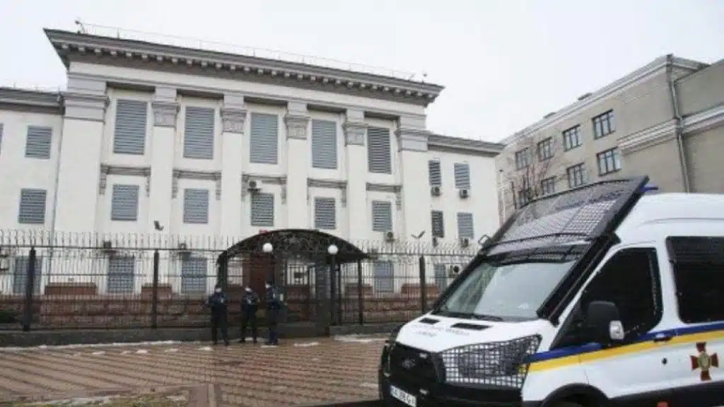 Влада Києва розірвала договір оренди землі з російським посольством
