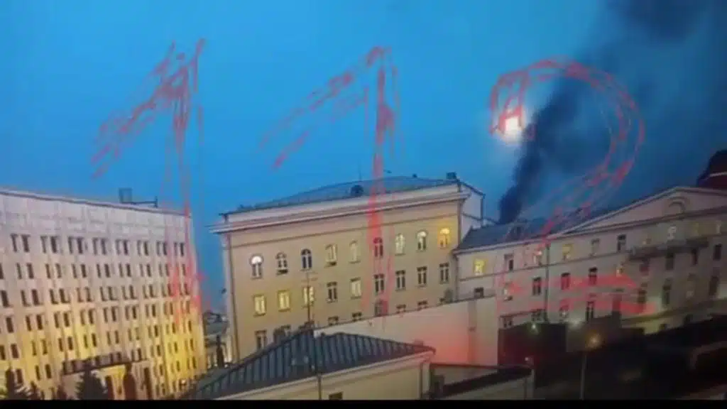 У Москві з однієї з будівель міноборони рф йде чорний дим