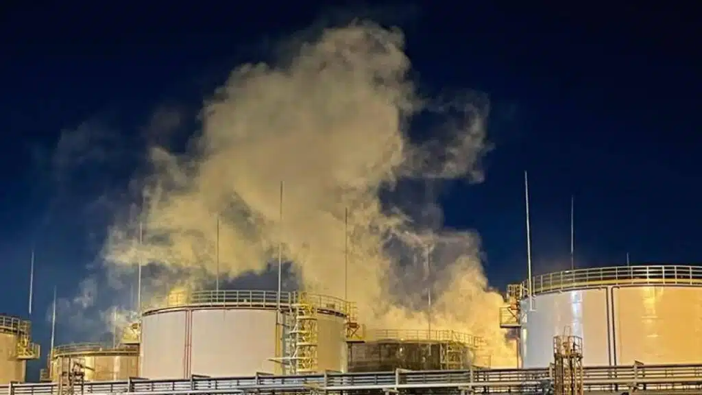 Вночі в росії горіло чергове нафтопереробне підприємство