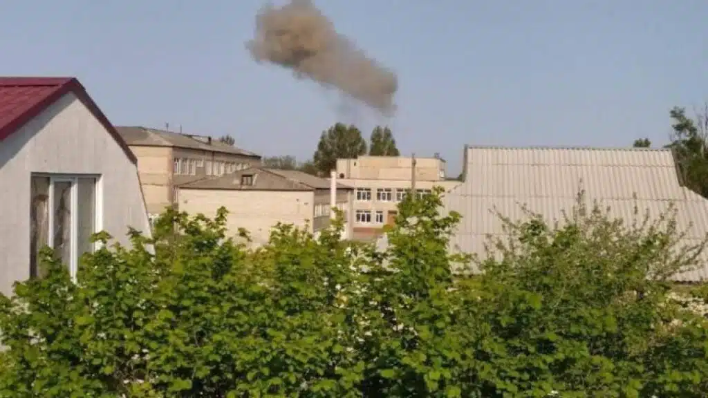 У Ясинуватій внаслідок ракетного удару горить склад паливно-мастильних матеріалів.