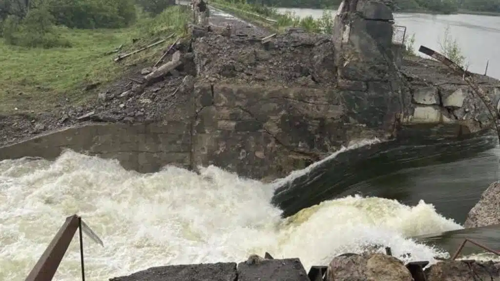 На Донеччині підірвано дамбу Карлівського водосховища