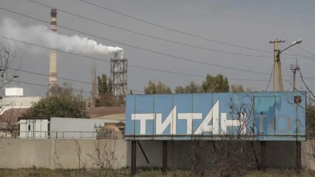 Окупанти мінують найбільший завод Криму, відомий небезпечними викидами