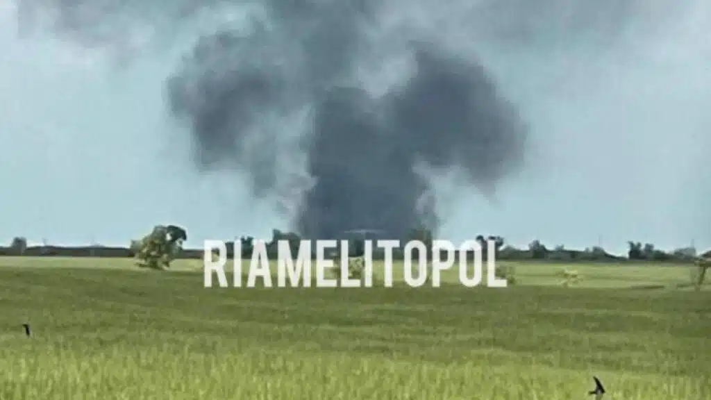 В окупованому Мелітополі з боку аеродрому чути вибухи і здіймається дим