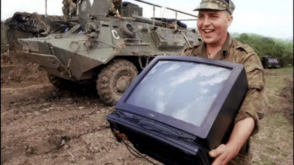 Російські окупанти вивозять з Енергодару документацію та награбоване добро