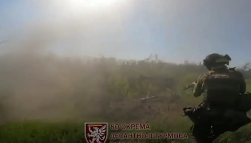 Біля Кліщіївки воїни ЗСУ зачищають ворожі позиції та беруть полоненого (ВІДЕО)