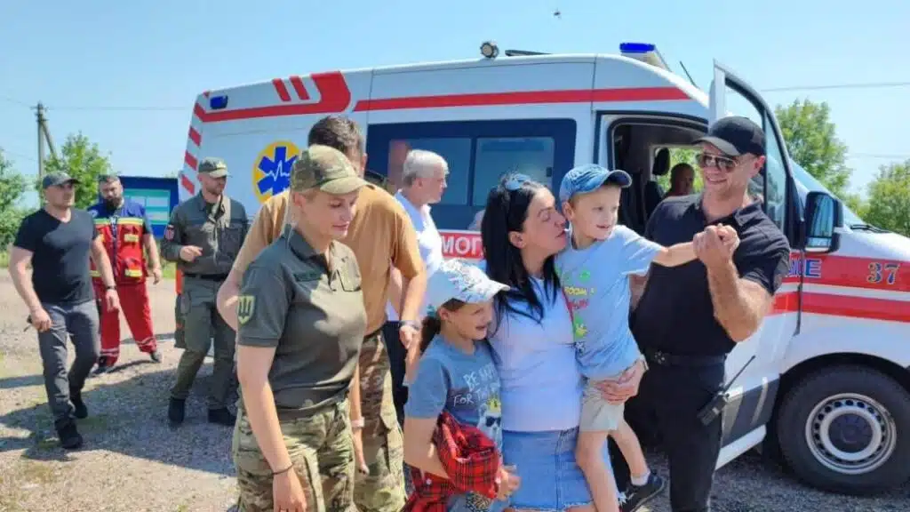 Украина вернула домой из России двух детей 6 и 10 лет