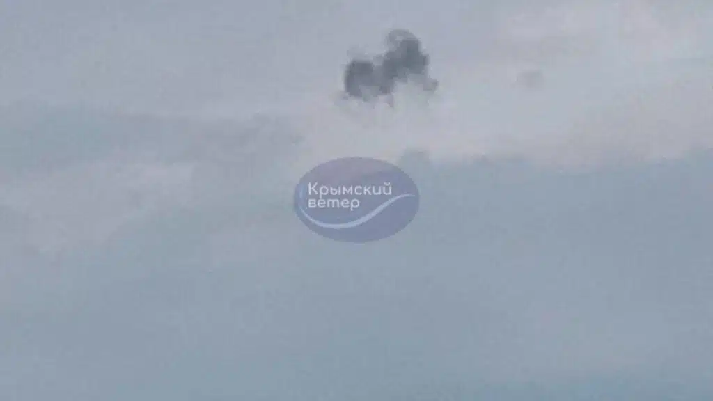 У районі двох аеродромів Криму пролунали вибухи