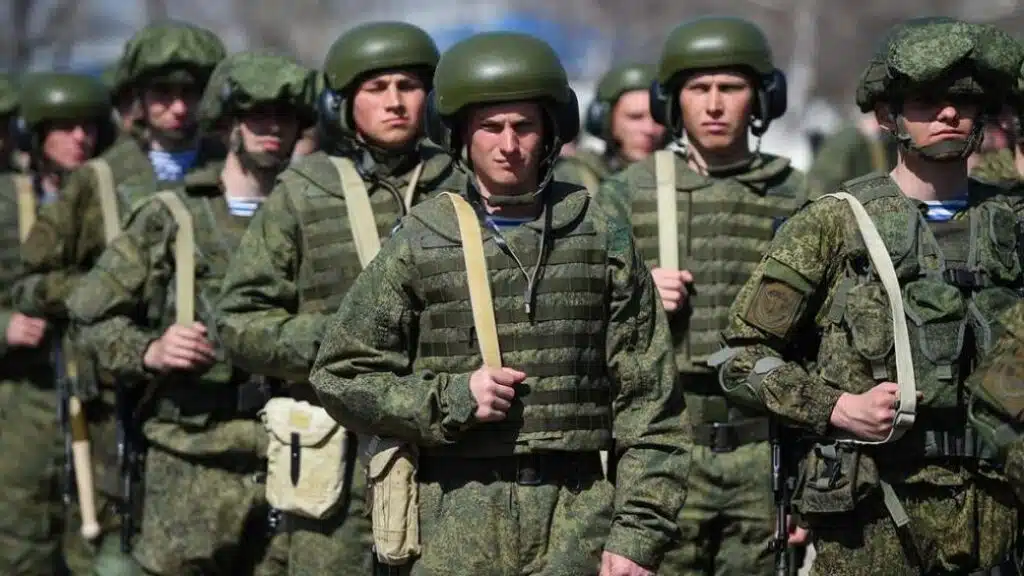 На окупованій Луганщині росіяни почали примусово забирати чоловіків до військкомату
