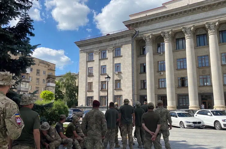 Біля житомирського суду зібралися військові, які хочуть справедливості в обранні запобіжного заходу рекетирам