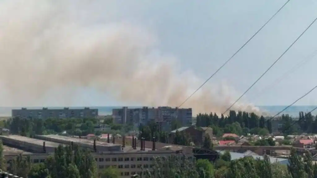 В окупованому Бердянську після потужного вибуху почалася сильна пожежа
