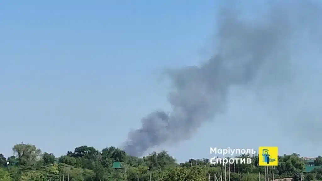 У Маріуполі горить база військових рф