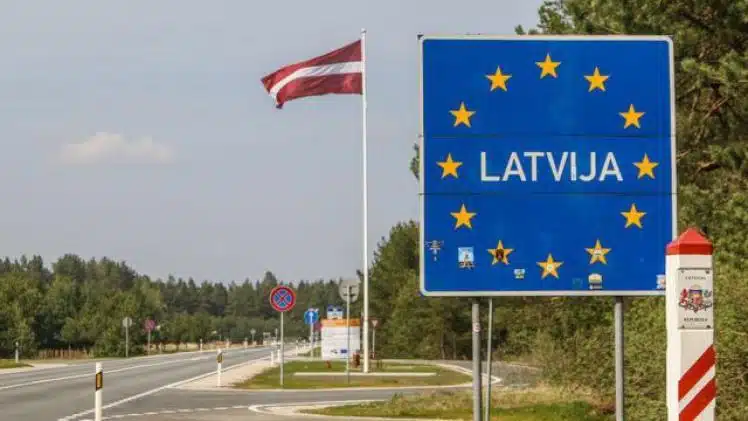 Із Латвії вимагають видворити понад тисячу росіян