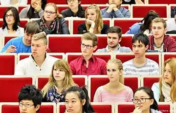 Білоруських підлітків агітують вступати до військових вузів Росії