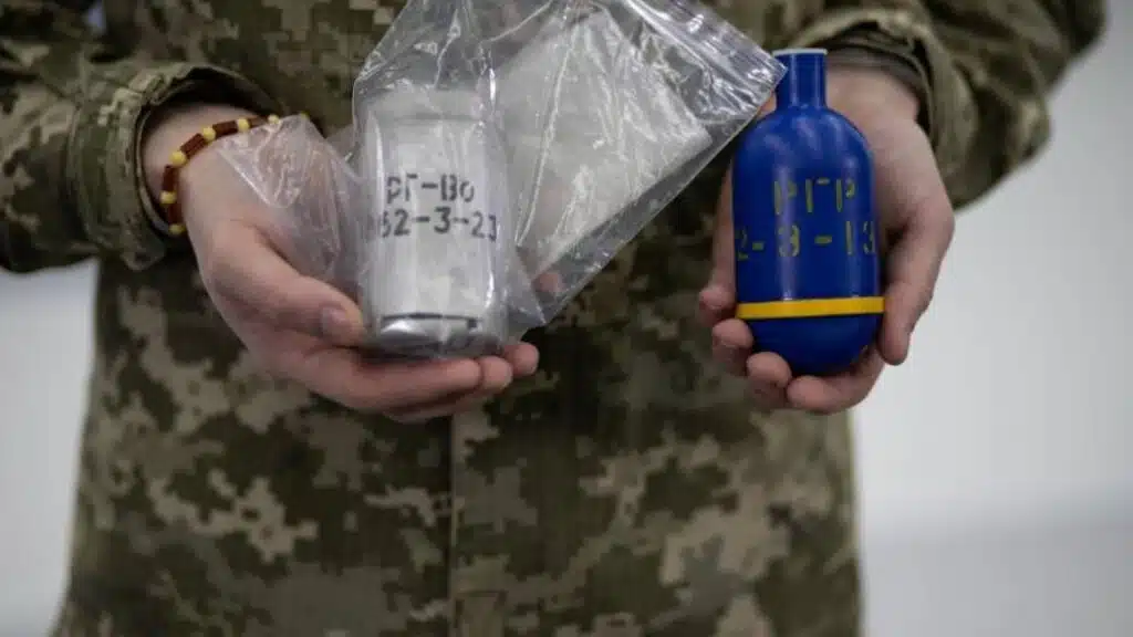 Росіяни почали використовувати на фронті гранати з отруйним газом
