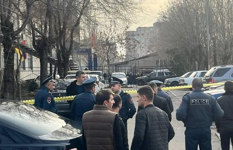 У столиці Вірменії озброєні люди увірвалися до відділку поліції