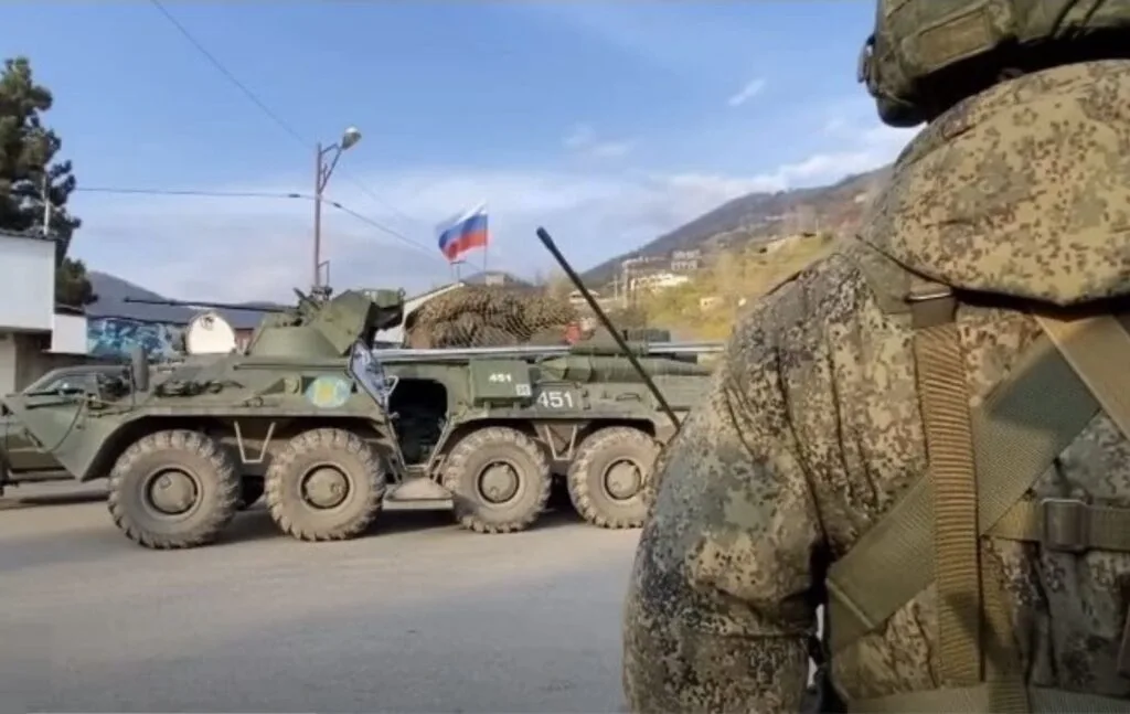 Колони російських військ рухаються з Нагірного Карабаху до Вірменії