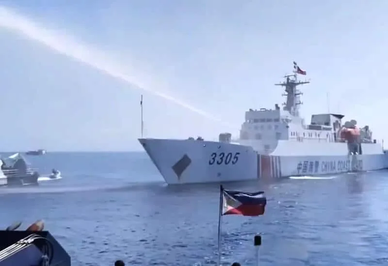 Берегова охорона Китаю обстріляла з водометів корабель Філіппін