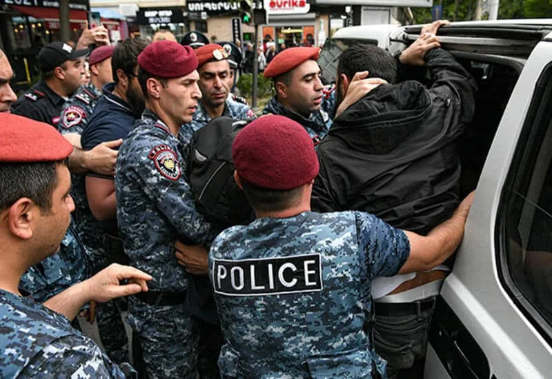 У Єревані з’явилися перші барикади – поліція затримує протестувальників