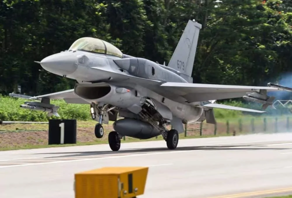 Винищувач F-16 розбився в Сінгапурі