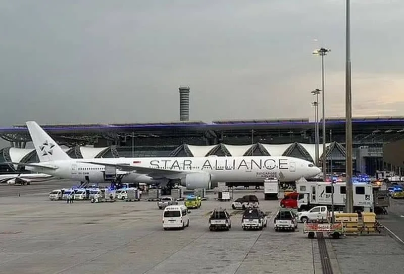 Пасажирський літак Singapore Airlines потрапив у сильну зону турбулентності: є жервти