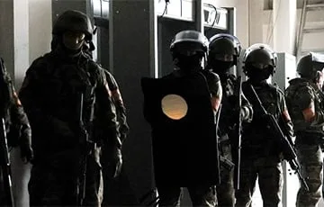 У дагестанському Каспійську невідомі захопили багатоповерхівку