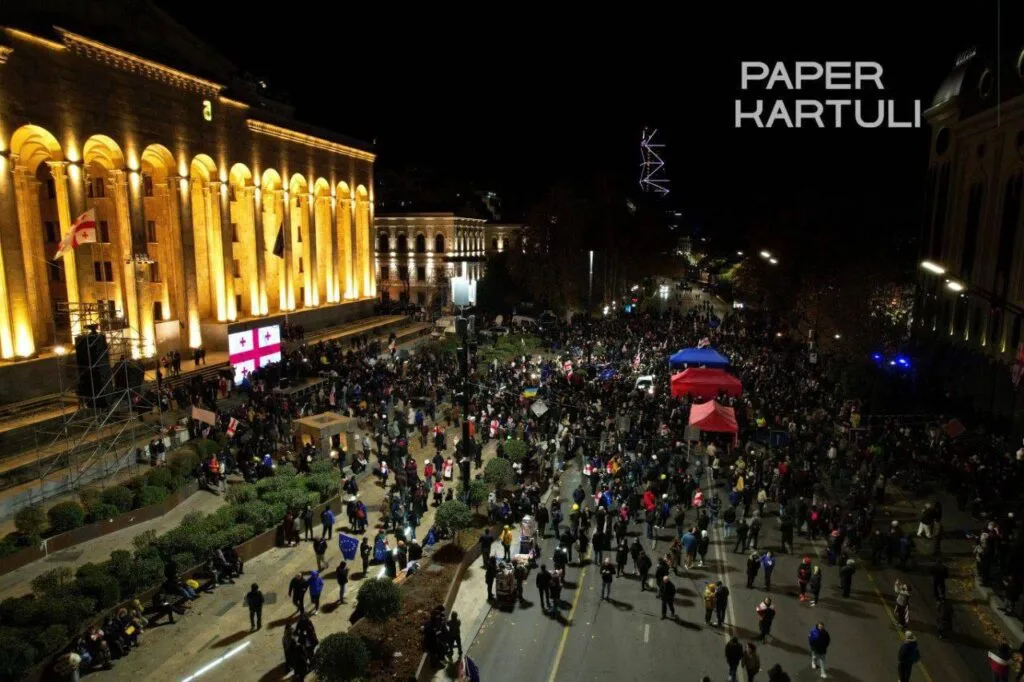 У Тбілісі біля будівлі парламенту протестувальники почали встановлювати намети