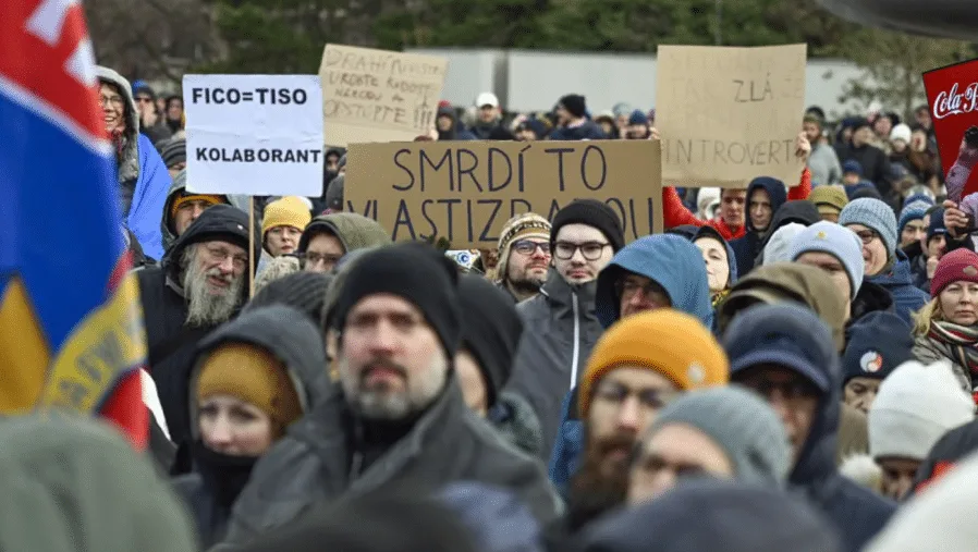 Братислава вибухнула протестами через візит Фіцо до москви