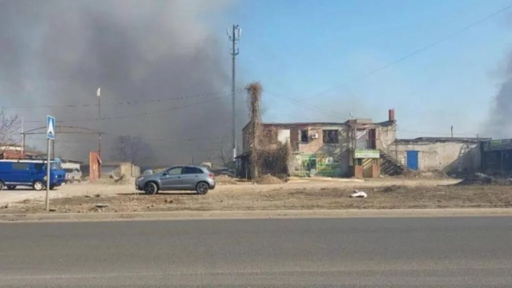 У Маріуполі партизани підпалили базу окупантів та знищили склад із БК