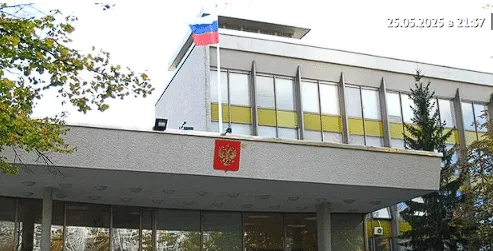 На посольство рф у Швеції дрон скинув ємність із фарбою