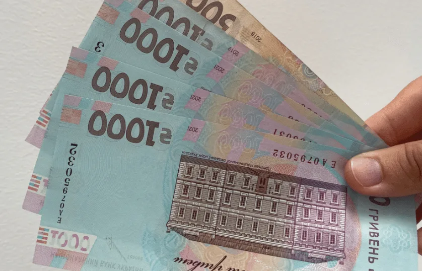 ФОП виїхав за кордон — чи треба платити податки в Україні