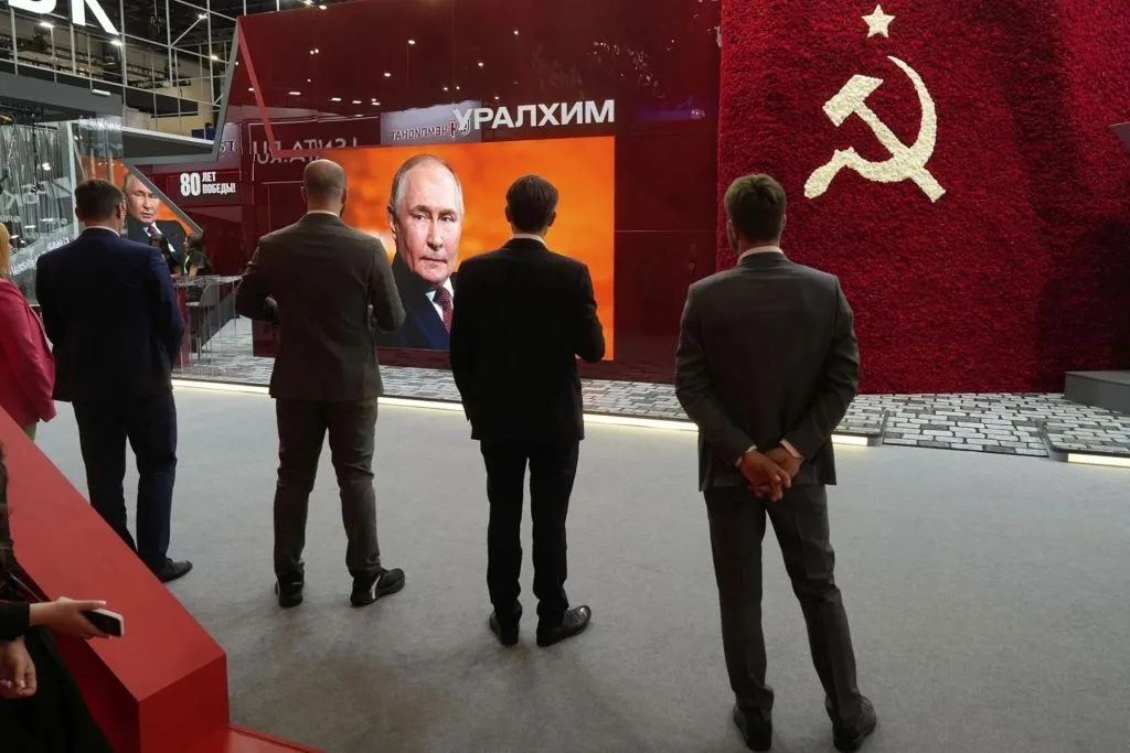 Військова економіка Путіна тріщить по швах