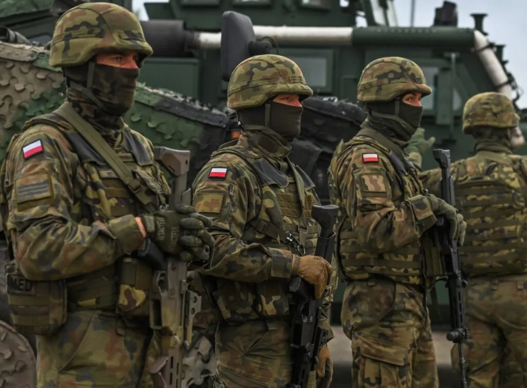 Польща стягує до кордону з Білоруссю та росією 40 тис. військових