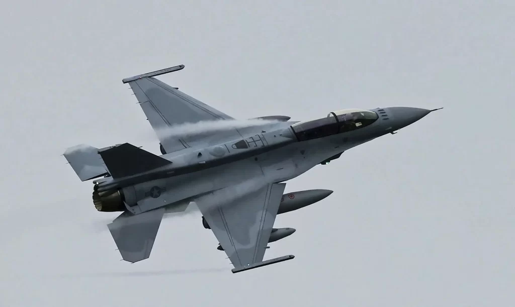 Винищувач F-16 перехопив літак біля резиденції Трампа у Флориді