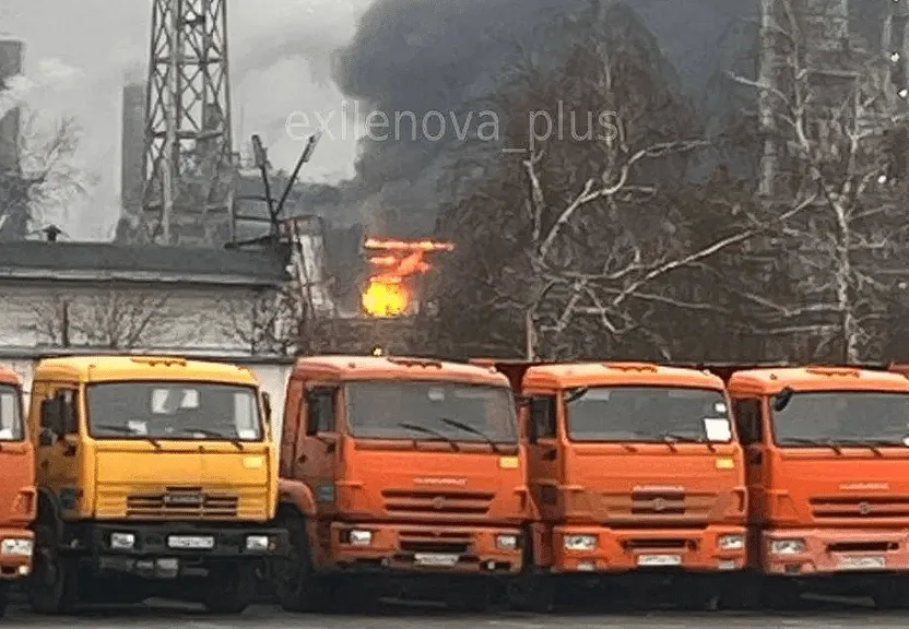 У Росії горить нафтопереробний завод після нічних вибухів